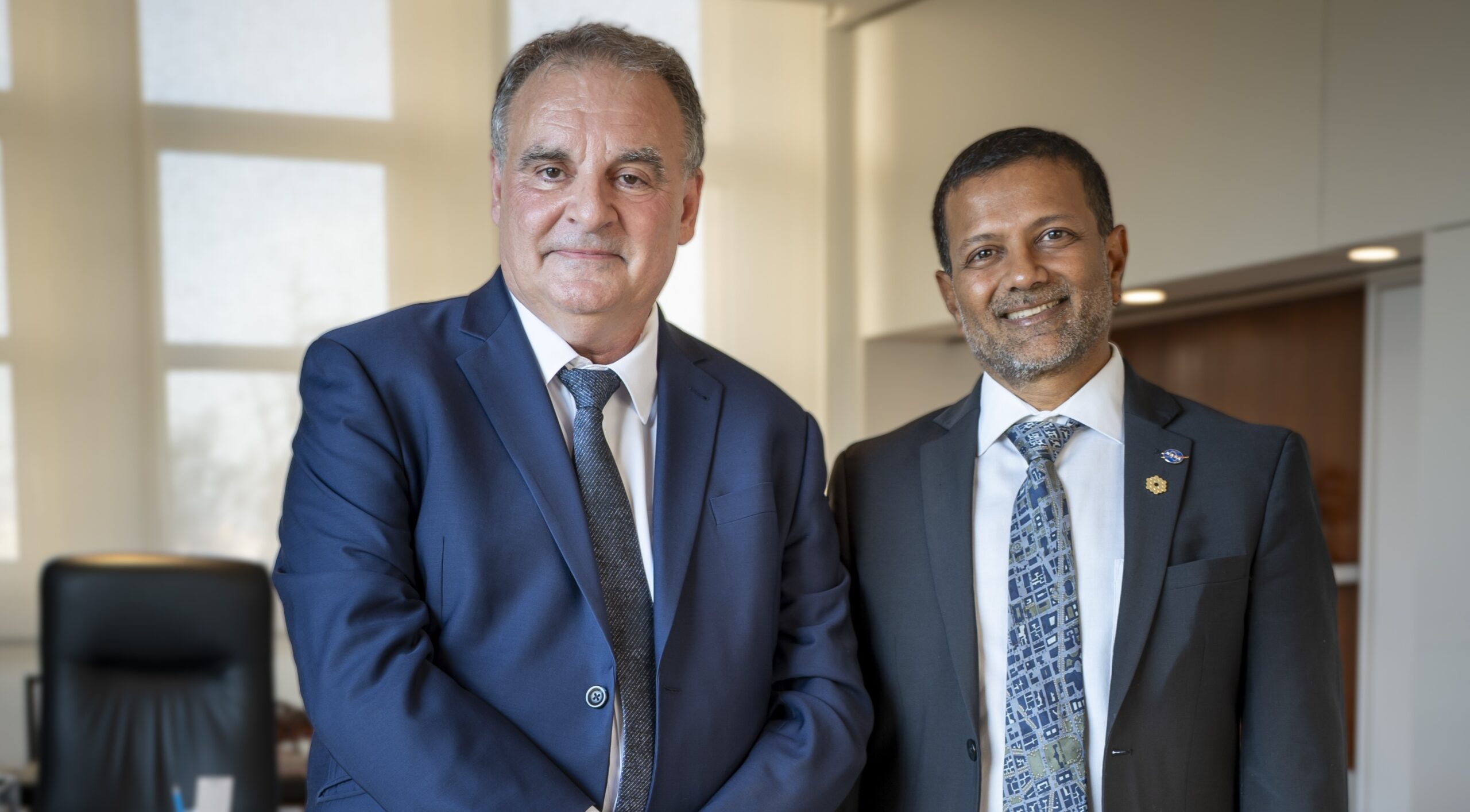 Éric Berton, président d’Aix-Marseille Université, aux côtés du chercheur américain Kartik Sheth, accueilli à AMU dans le cadre du programme Safe Place for Science. © Eléa Ropiot