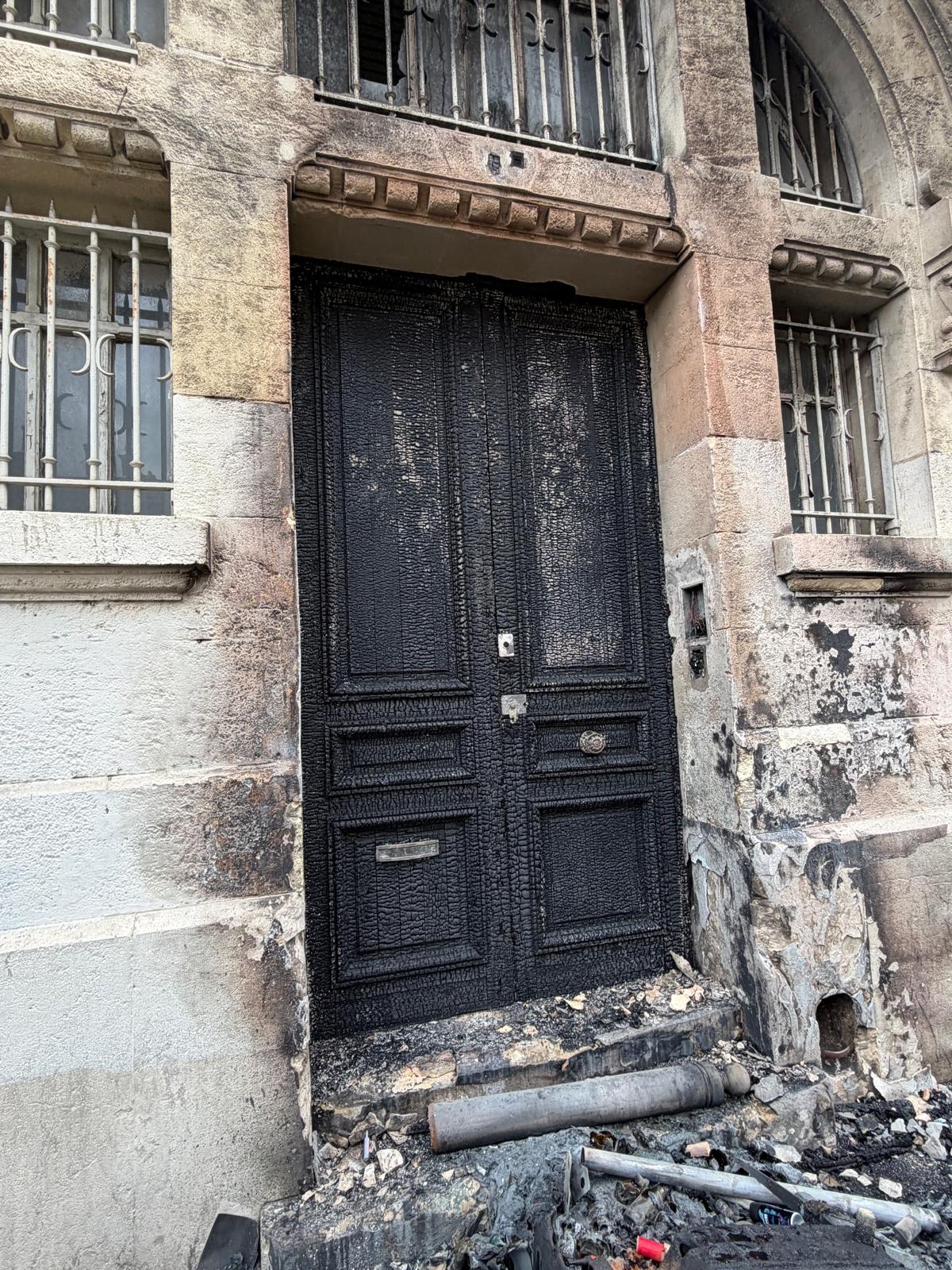 Au lycée Victor-Hugo, dans le 3e arrondissement, la porte d’entrée a été incendiée (Photo Joël Barcy)