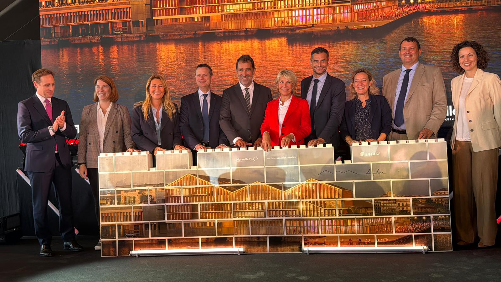 Pose symbolique de la première pierre du projet Phare, futur siège du port de Marseille Fos, en présence notamment de Corinne Vezzoni, architecte du projet, Christophe Castaner, président du conseil de surveillance du port, Hervé Martel, président du directoire, Jacques Witkowski, préfet de région, et Isabelle Campagnola-Savon, présidente d’Euroméditerranée (Photo Joël Barcy)